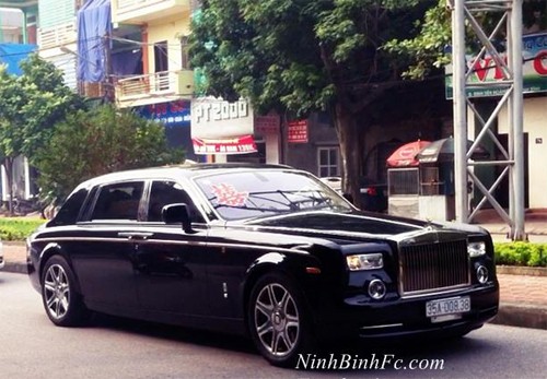 Rolls-Royce Phantom in hình rồng đeo biển Ninh Bình.